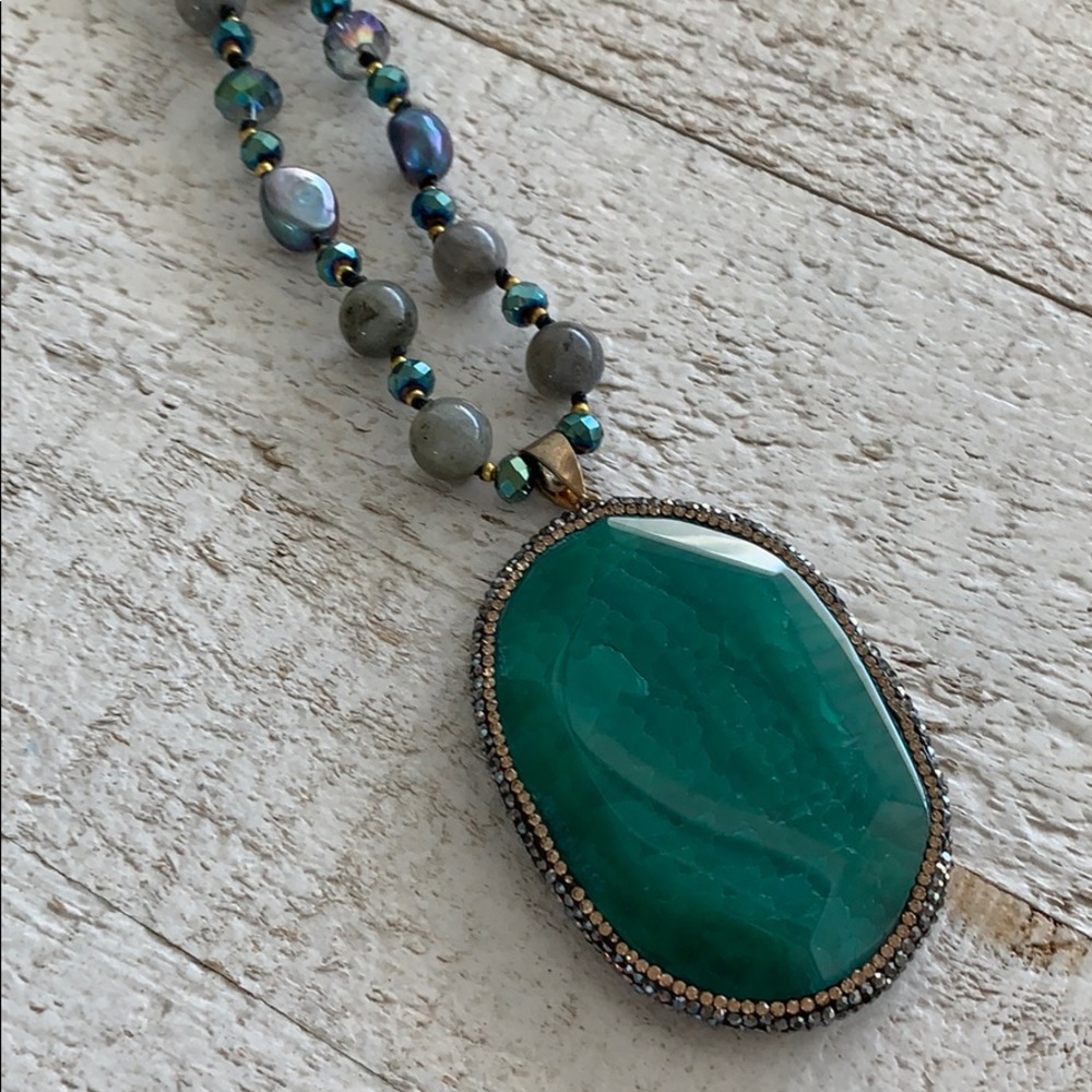 NWOT Emerald Green Agate Pendant - Beaded Robe